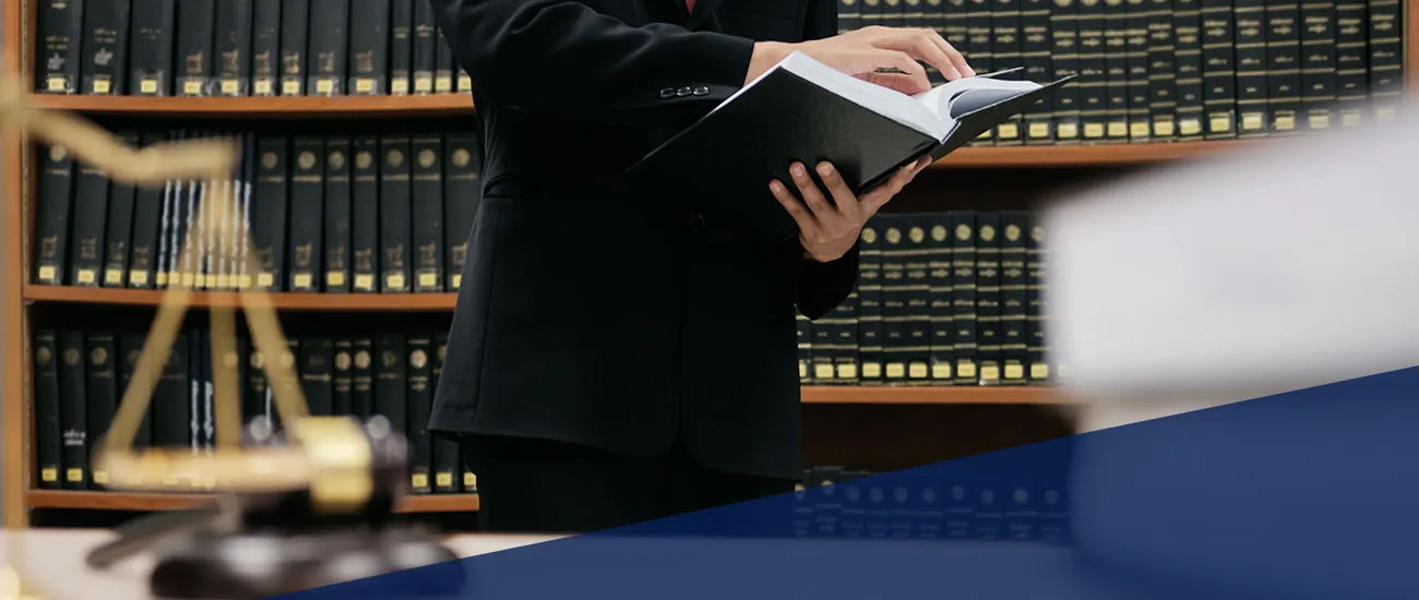 تخصصات المحاماة في الإمارات: دليلك الشامل وأهم كتب القانون لكل تخصص